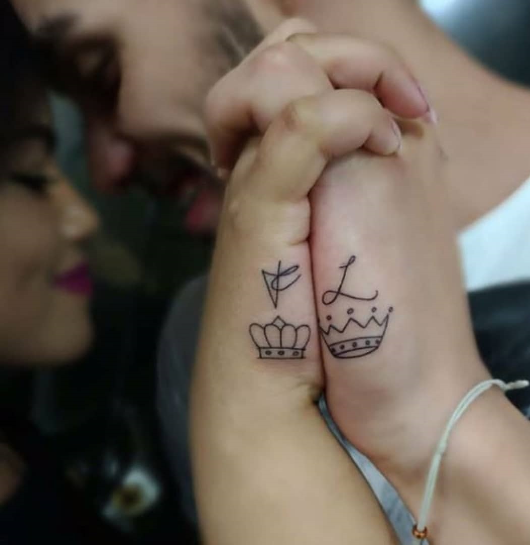 tatouage couple couronnes lettres tattoo sur les mains