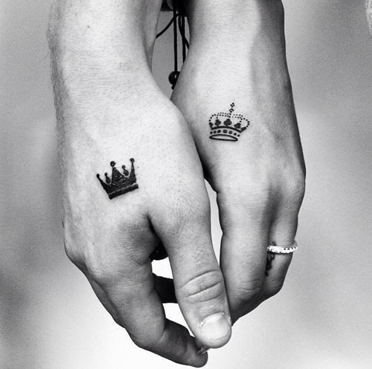 tatouage couple couronnes sur les mains