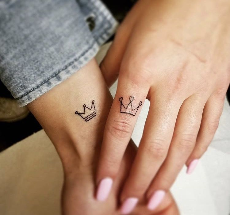 tatouage couple roi et reine couronnes inkages minimalistes sur les doigts