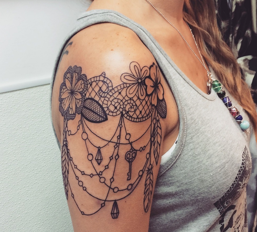 tatouage dentelle femme épaule