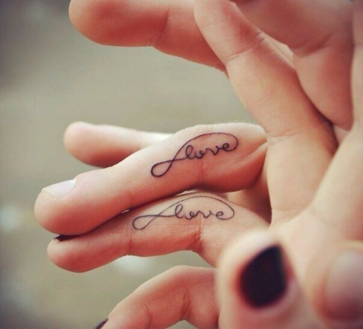 tatouage doigt pour couple mot anglais amour