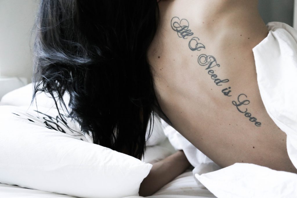 tatouage dos femme inscription amour en anglais