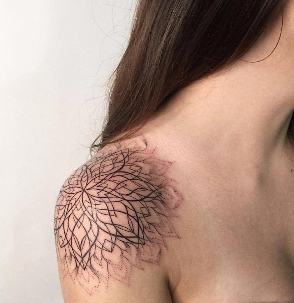 tatouage femme épaule fleur mandala