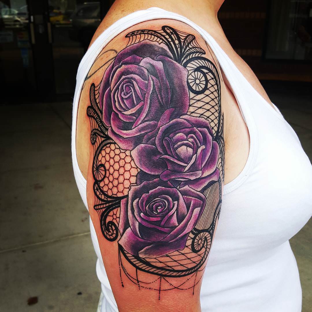 tatouage femme épaule dentelle idées tattoos bras clavicule