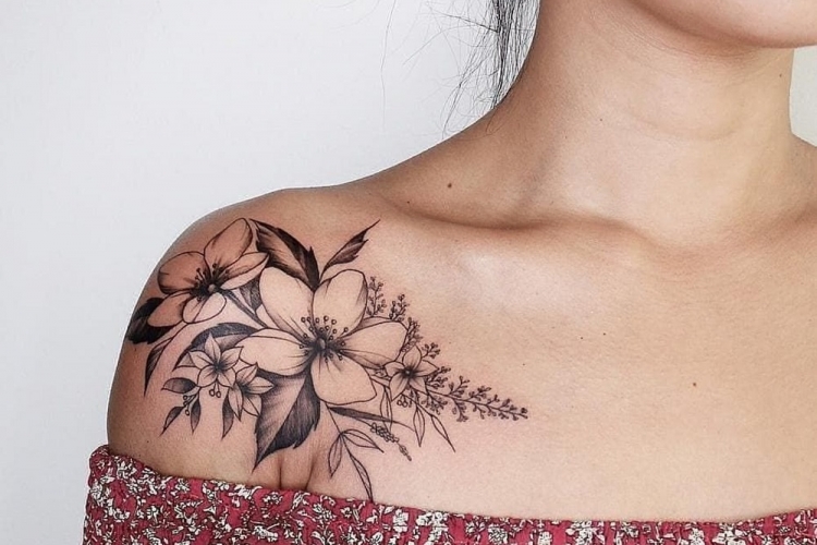 Tatouage épaule femme : idees délicates et féminines à emprunter