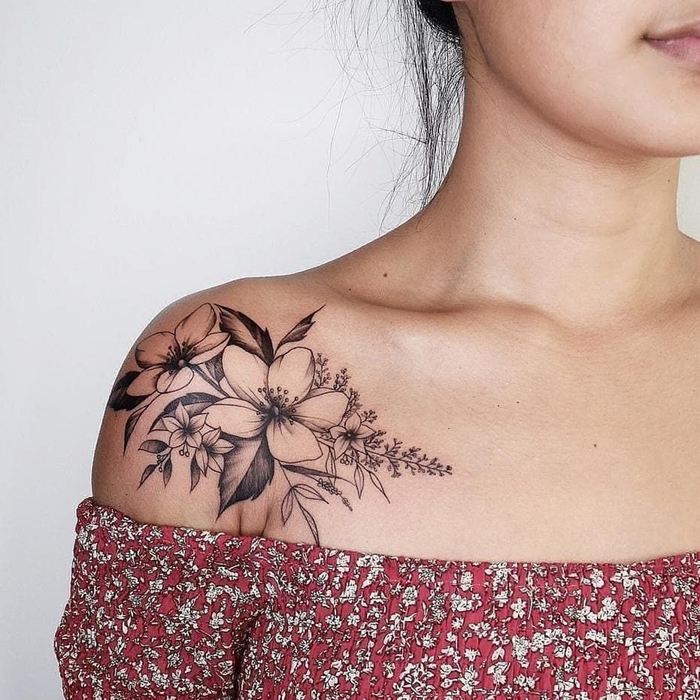 tatouage femme épaule motif floral idées dessins