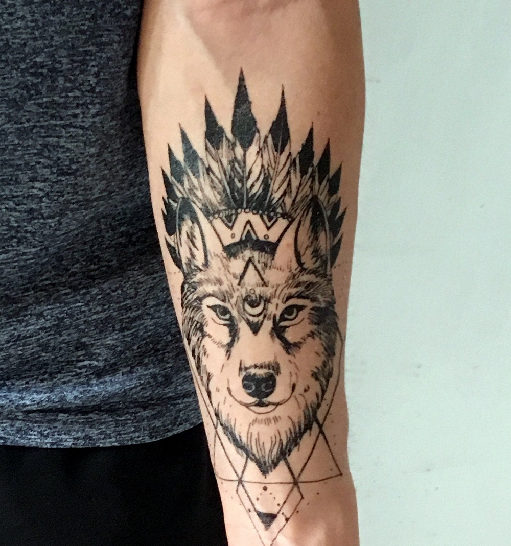 tatouage géométrique tête loup avant bras hommes