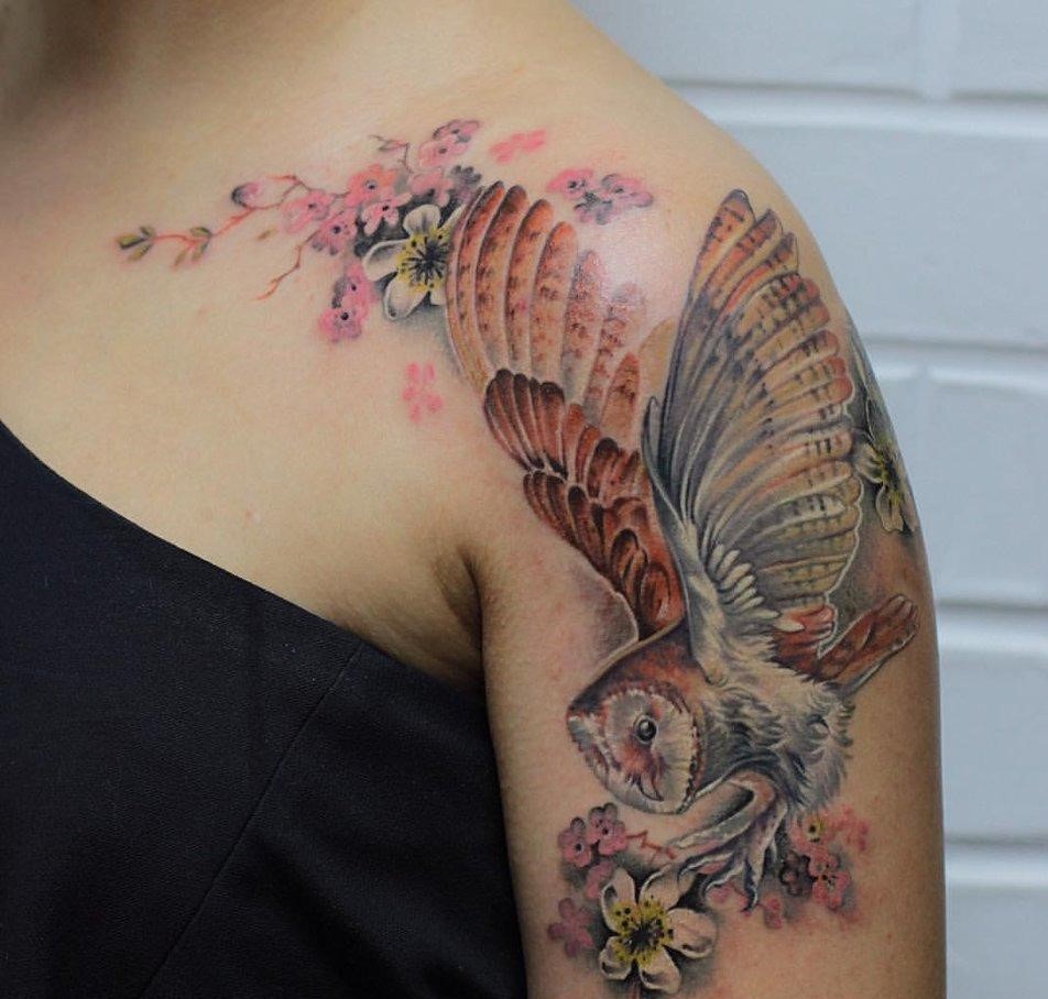 tatouage hibou épaule bras femme