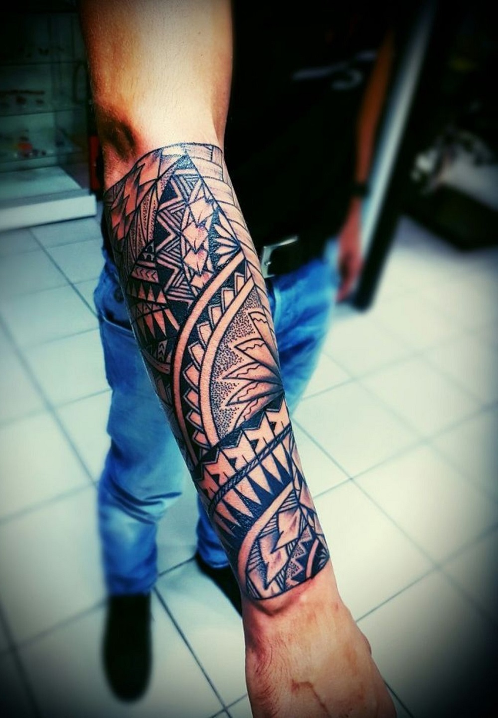 tatouage homme avant bras tribal maori