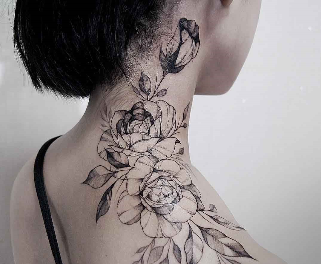 tatouage imposant épaule cou femme tattoo fleurs
