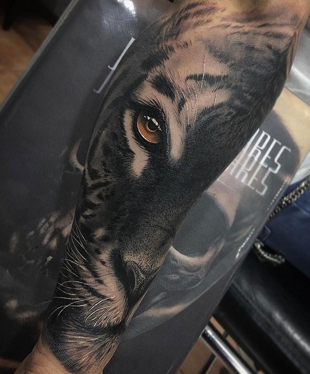 tatouage lion hommes avant bras