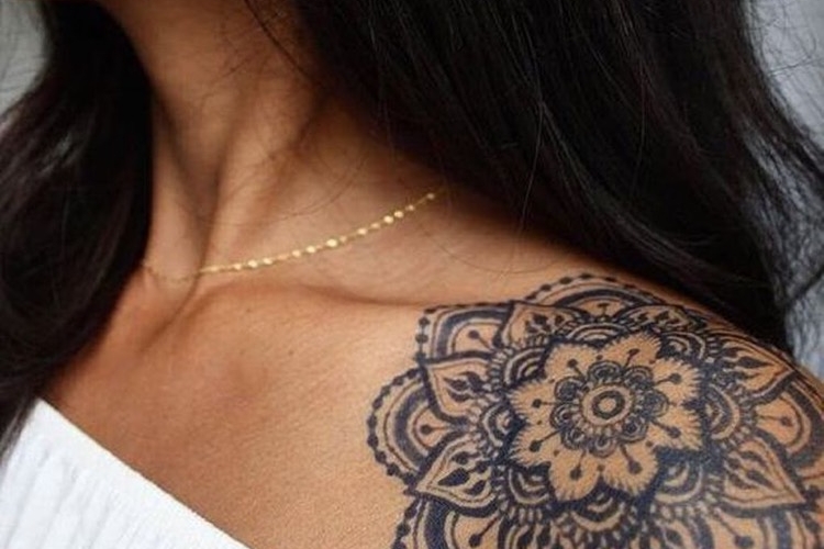 Tatouage épaule femme : idees délicates et féminines à emprunter