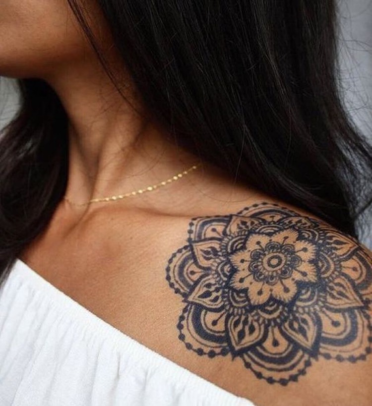 tatouage mandala epaule femme