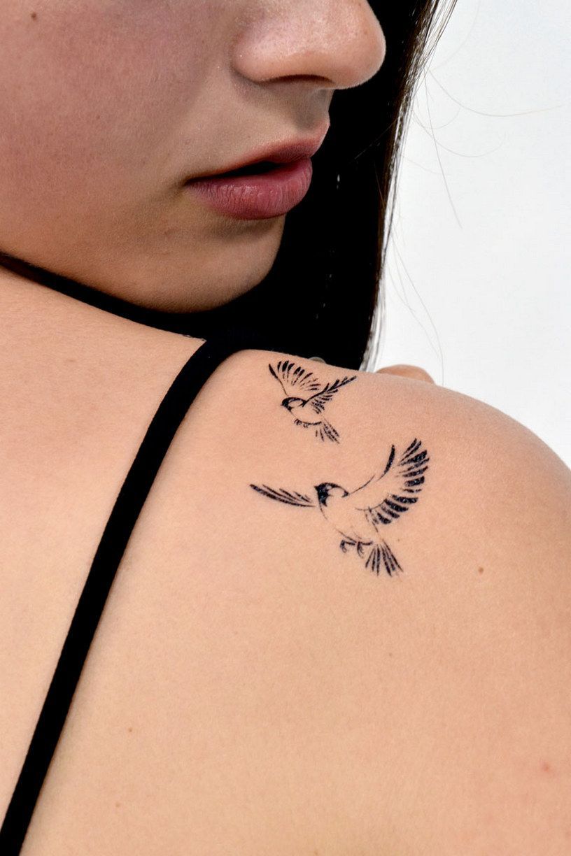 tatouage minimaliste oiseaux épaule femme