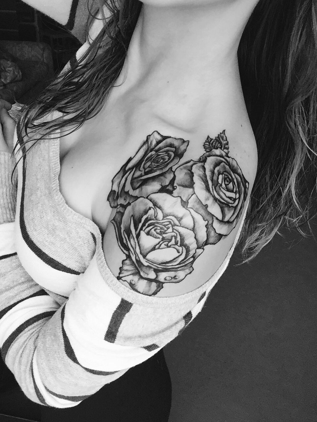 tatouage noir et blanc femme modèle épaule rose