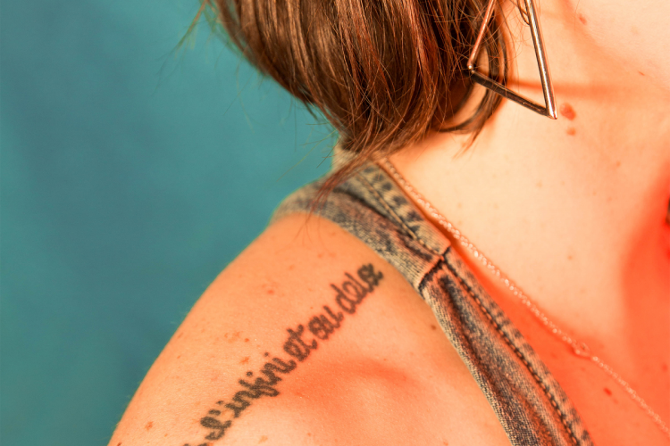 Tatouage épaule femme : idees délicates et féminines à emprunter