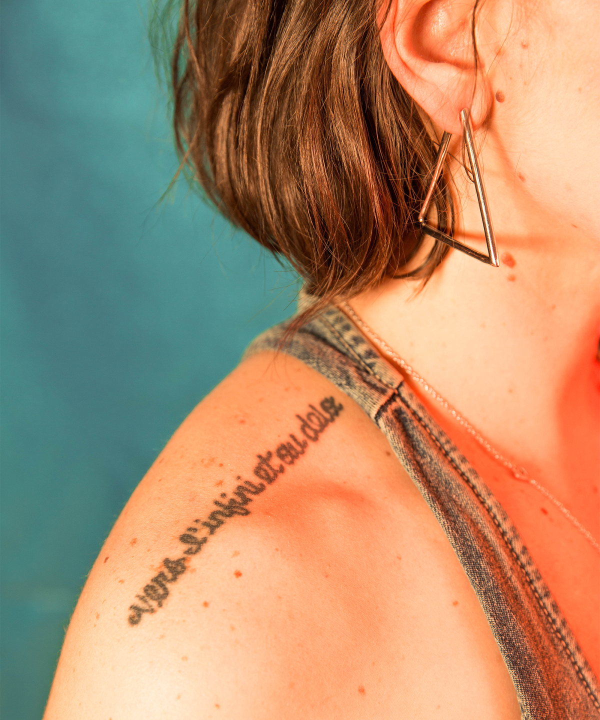 tatouage phrase épaule femme
