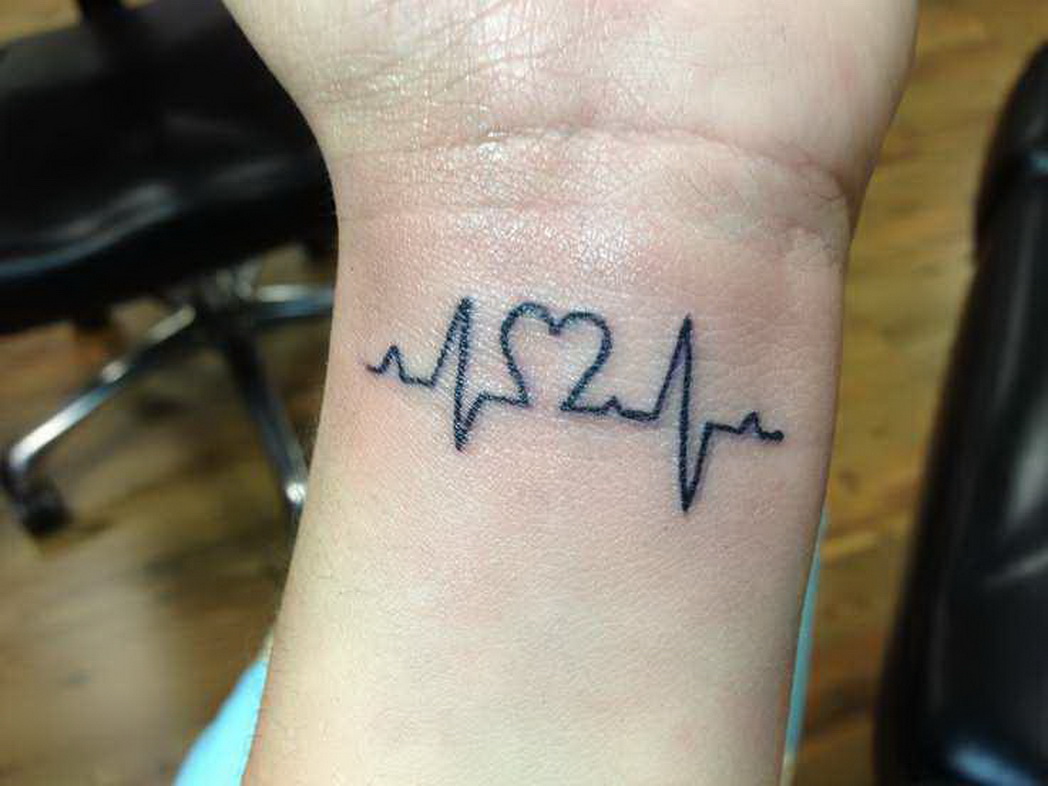 tatouage poignet amour rythme cardiaque