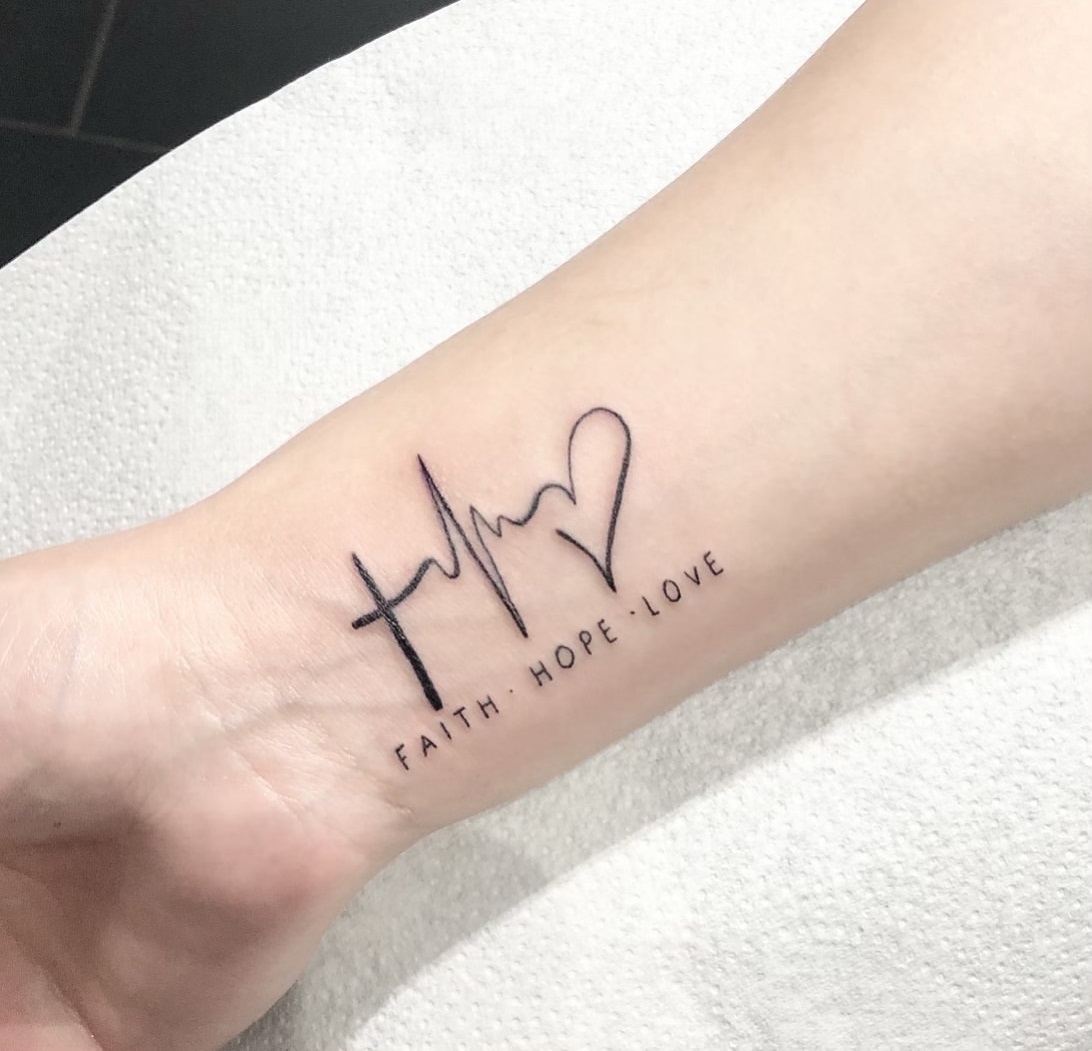 tatouage poignet symboles foi espoir amour inscription en anglais