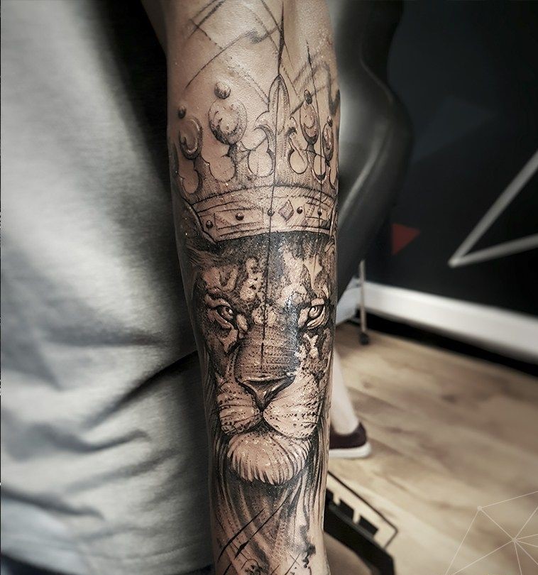 tatouage roi lion version graphique modèle avant bras homme