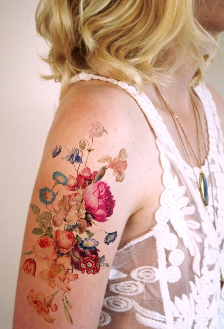 tatouage style vintage épaule femme