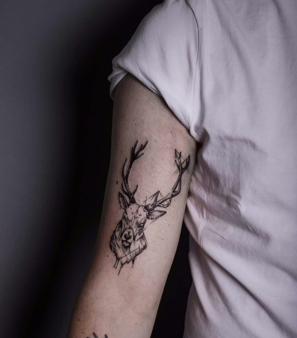 tatouage tribal style géométrique avant bras homme