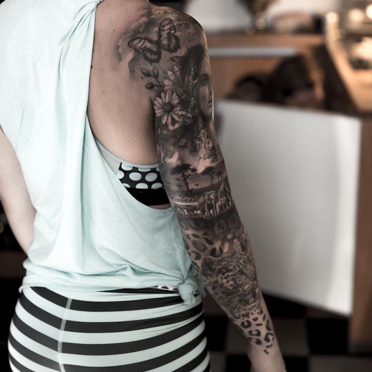 tatouage épaule bras façon manchette femme