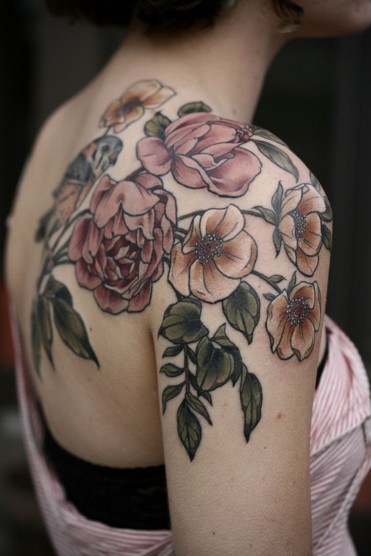tatouage épaule clavicule dos motif fleur