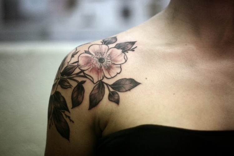 Tatouage épaule femme : idees délicates et féminines à emprunter