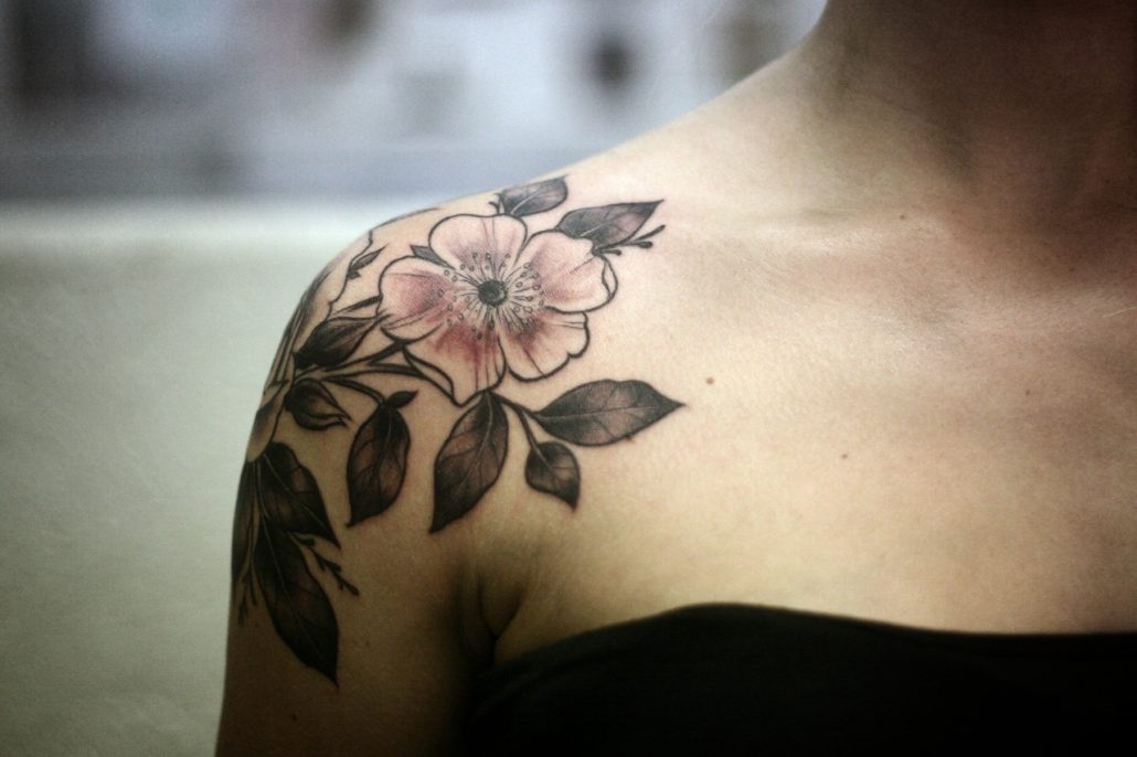tatouage épaule femme fleurs tattoo coloré tendances inkages
