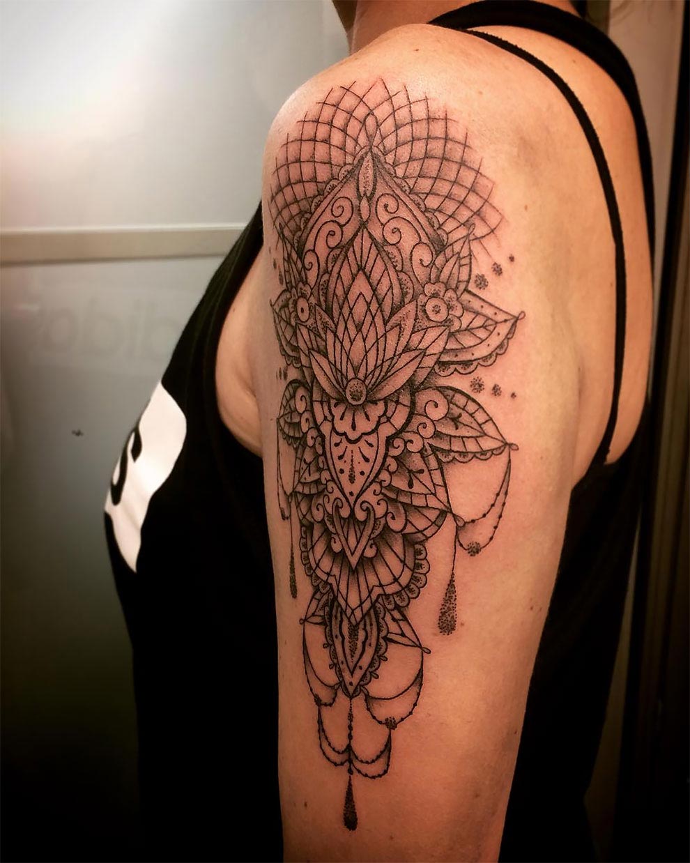 tatouages femme épaule mandala