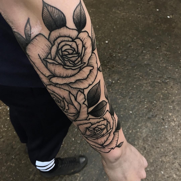 tattoo avant bras graphique rose