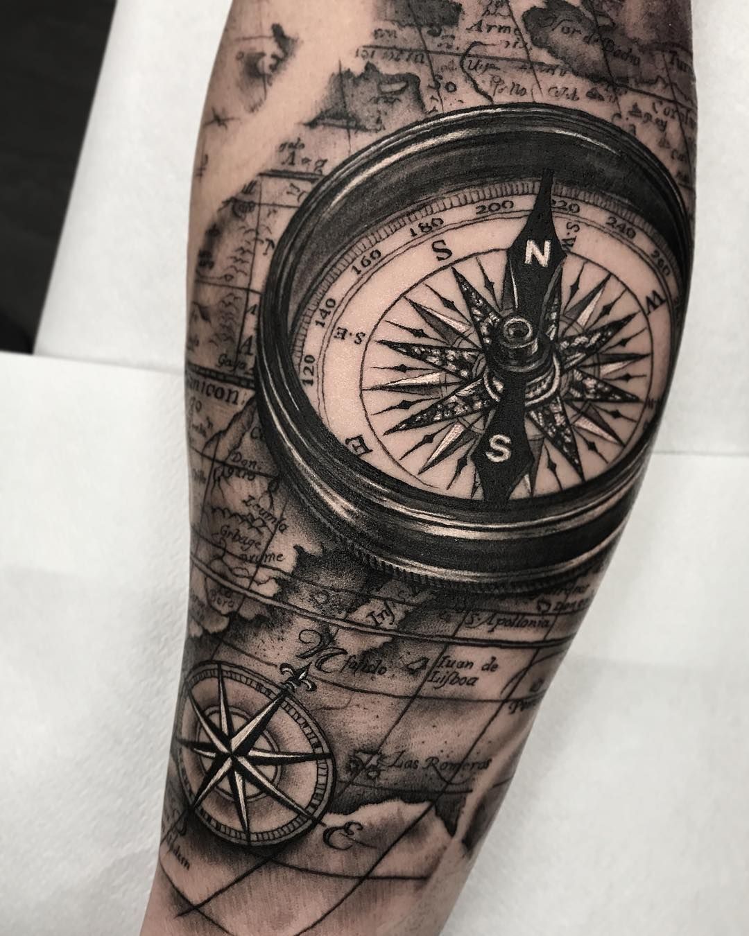 tattoo compass graphique original avant bras hommes
