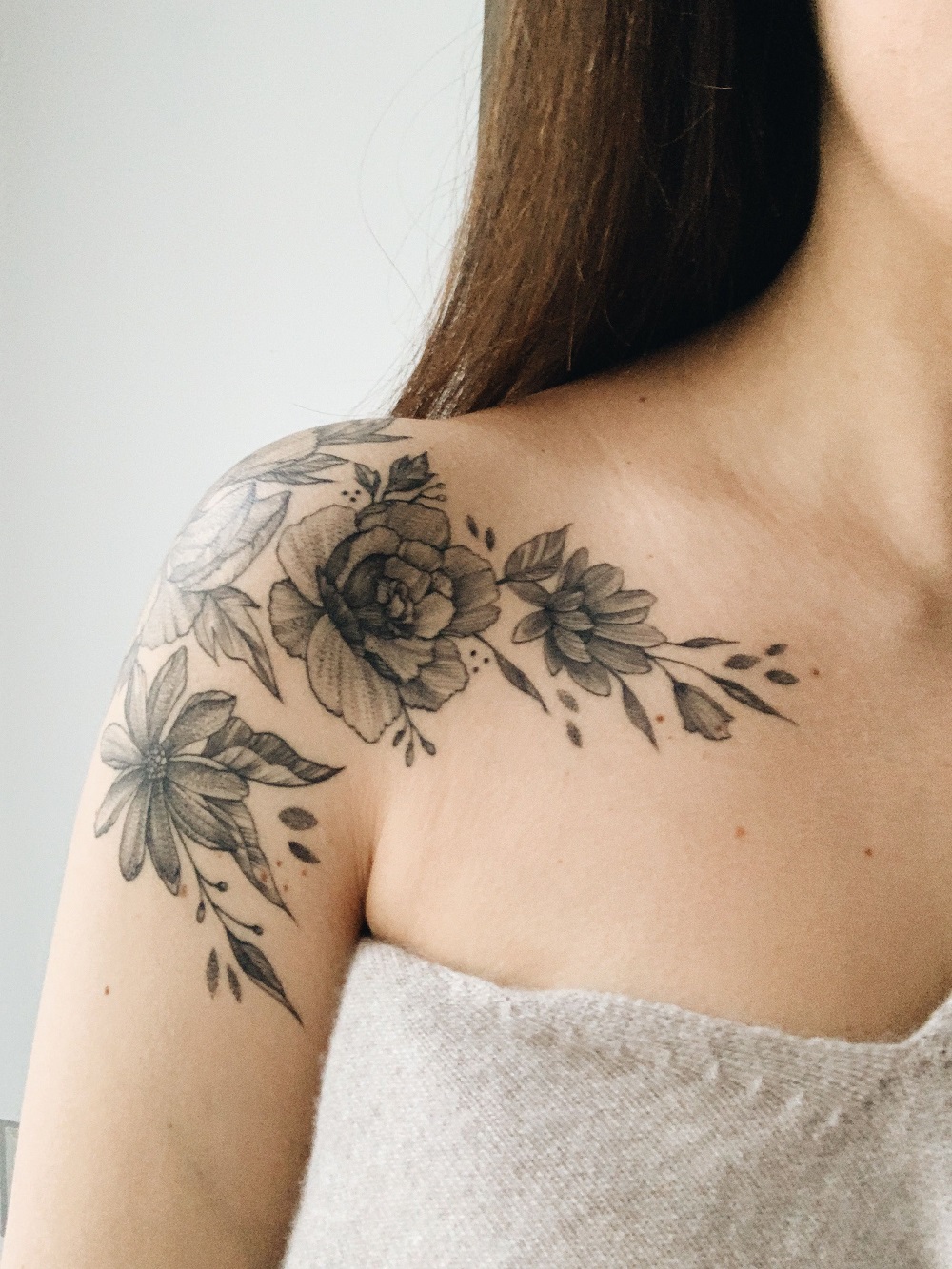 tattoo femme épaule fleurs