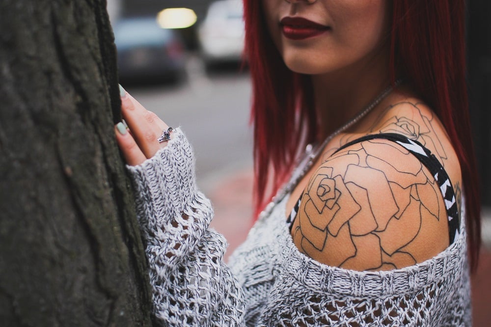 tattoo femme épaule graphique fleurs