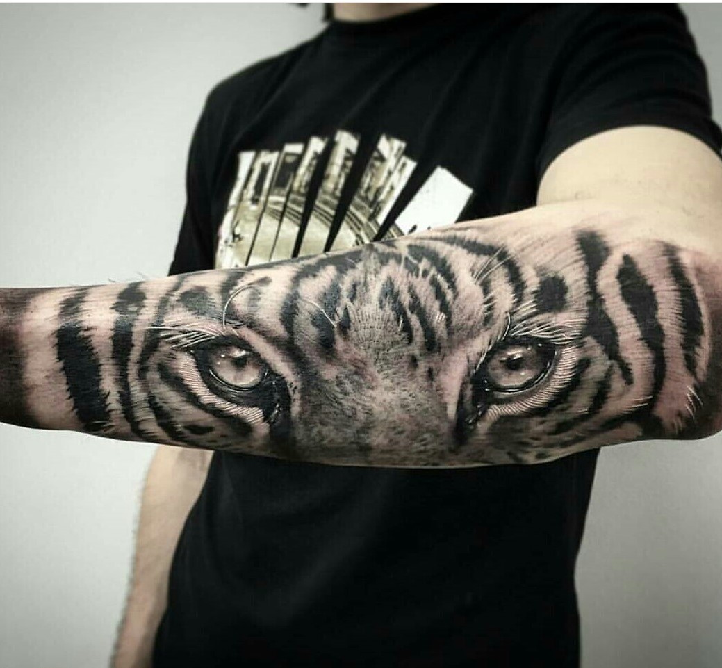 tattoo yeux tigre avant bras hommes