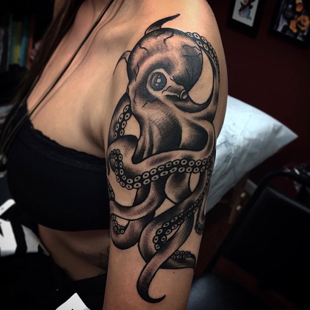 tattoo épaule femme octopodes tatouage bras femme