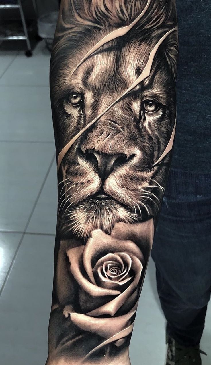 tête lion originale idée tatouage homme avant bras