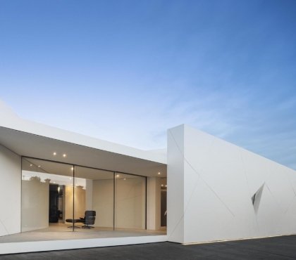 villa au design minimaliste avec piscine intérieure