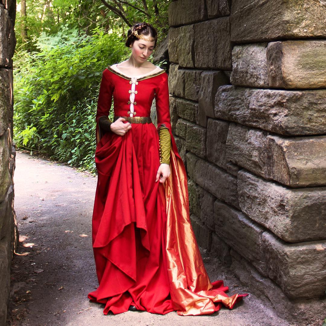 costume médiéval femme longue robe rouge carnaval fête d'Halloween
