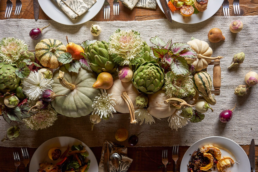 décoration de table thanksgiving en citrouilles poires artichauts laitue