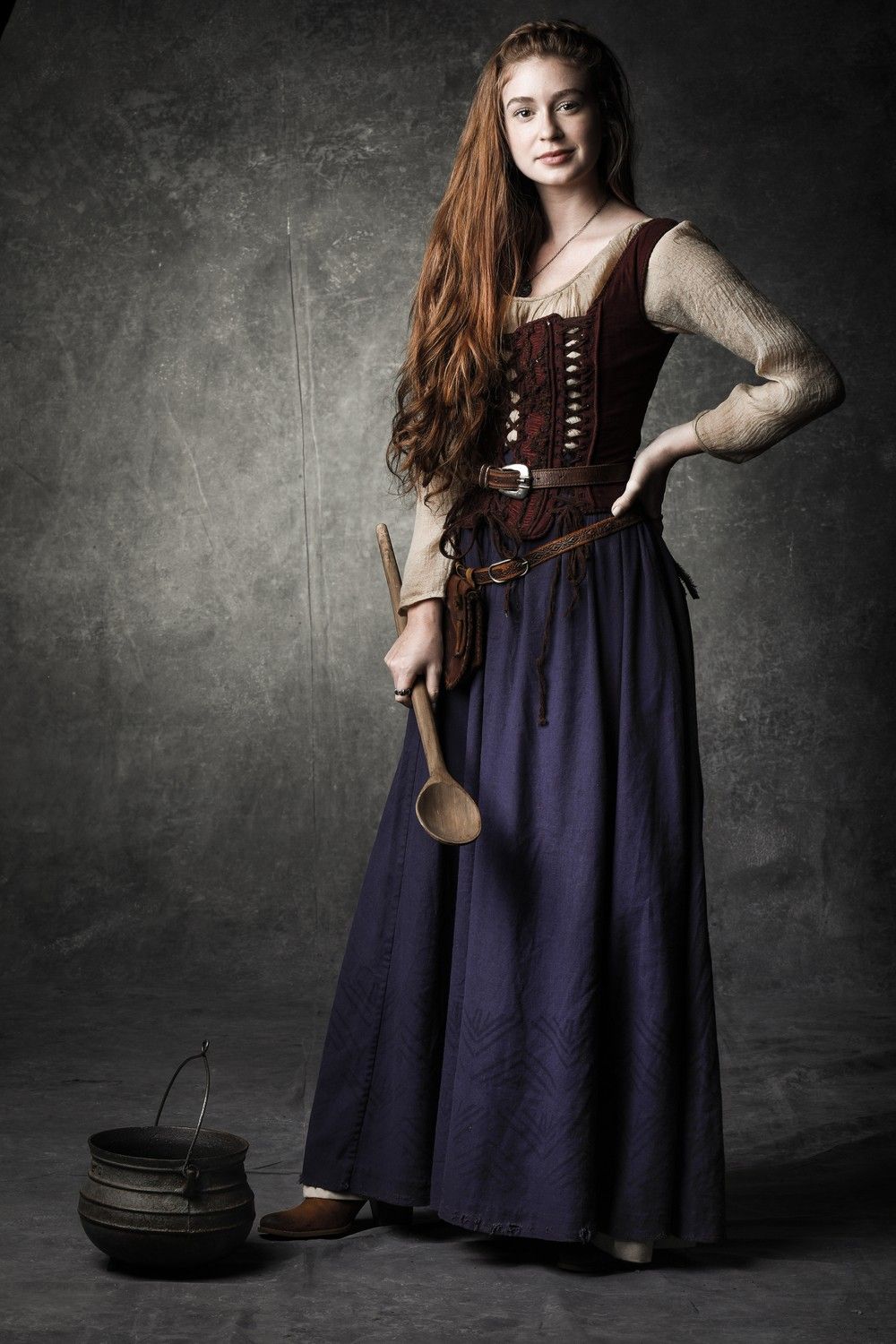 déguisement Halloween femme esprit médiéval idée originale longue robe bleue marine corset