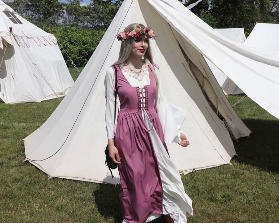 déguisement Halloween fille jolie robe rose esprit médiéval