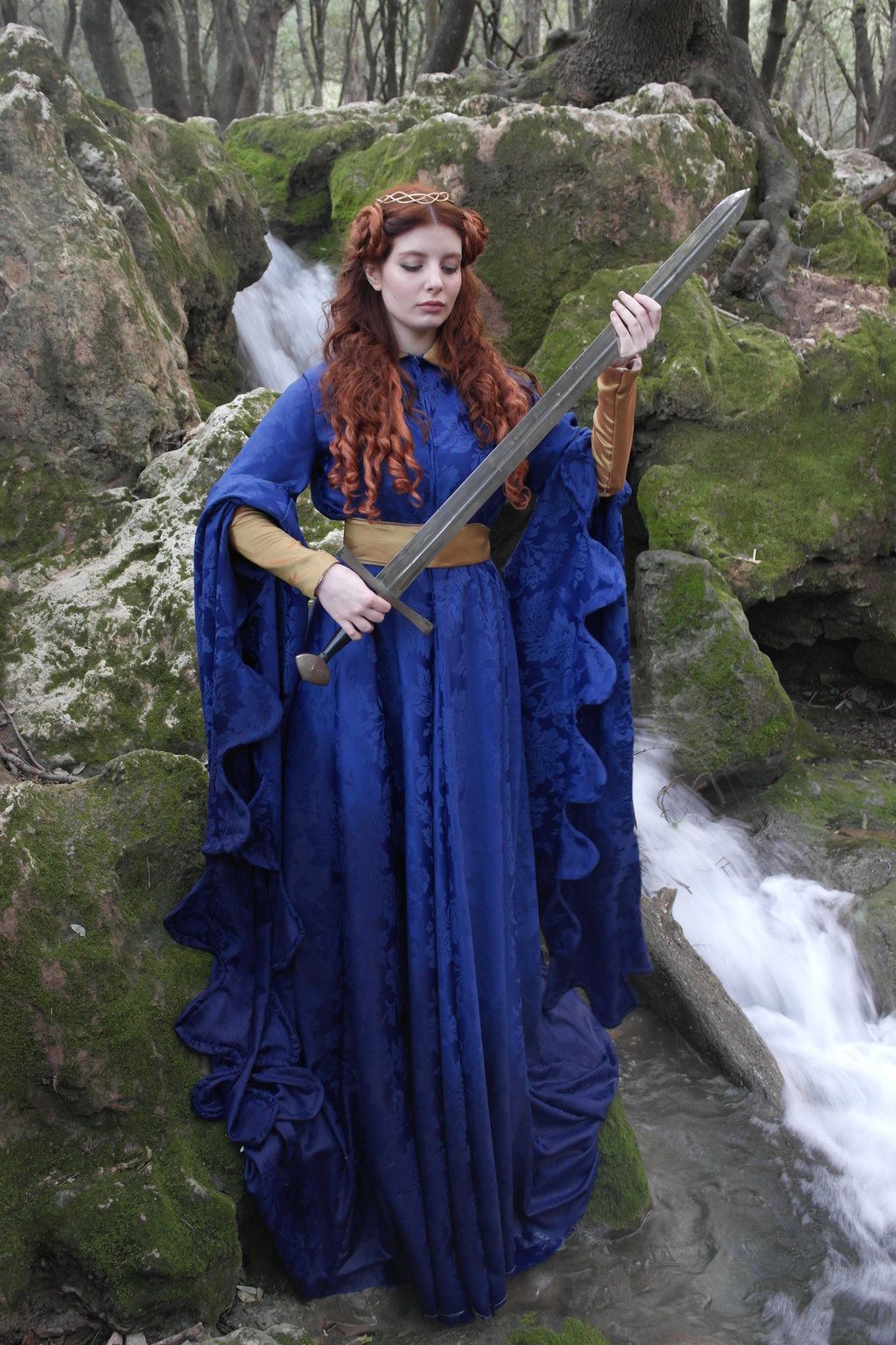 déguisement d'esprit médiéval femme longue robe bleue