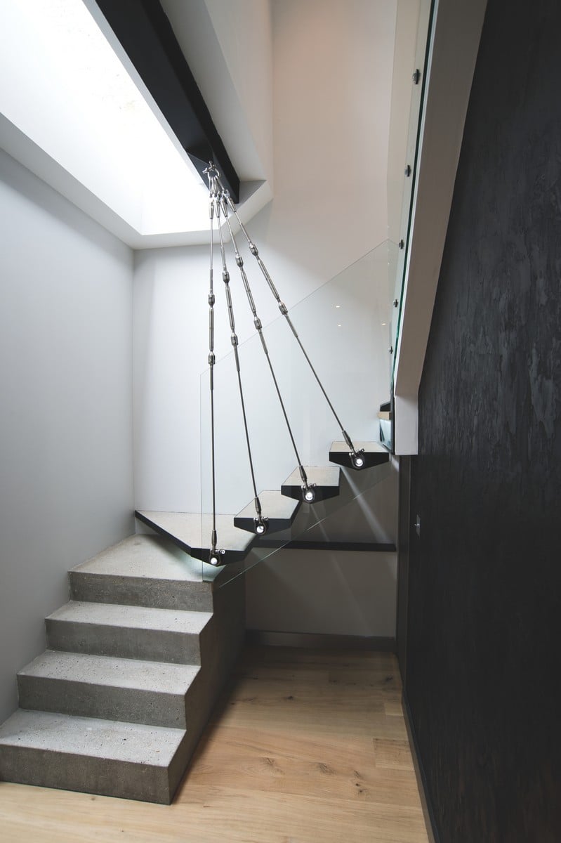 escalier beton design style minimaliste parquet bois