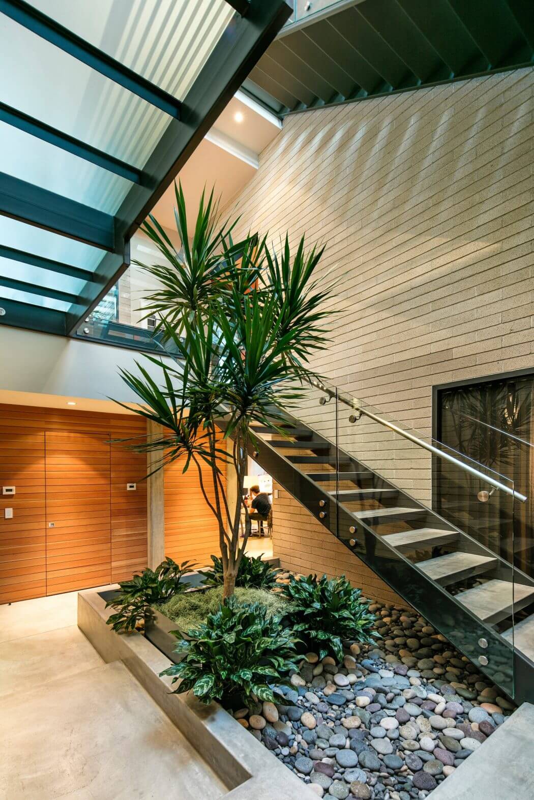 escalier beton design verre cour intérieure verdure