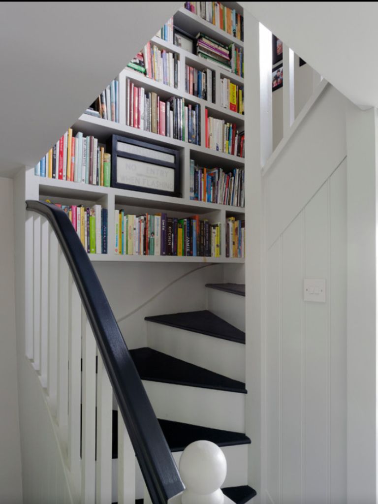 escalier en bois bicolore blanc et noir