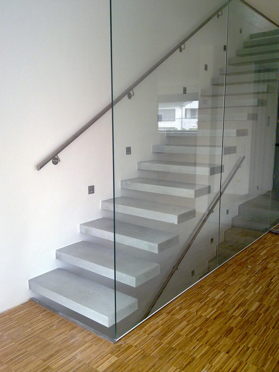 escalier en béton minimaliste verre parquet bois