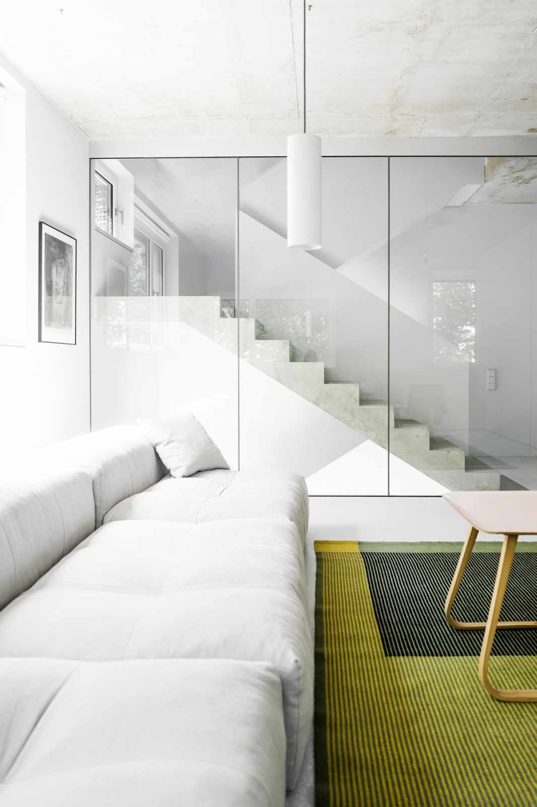 escalier en béton simple verre décor blanc tapis vert