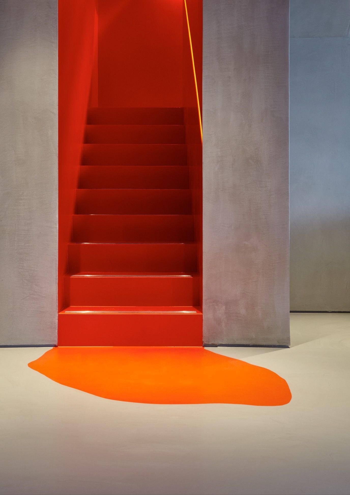 escalier idée originale peint en orange à effet de pot versé